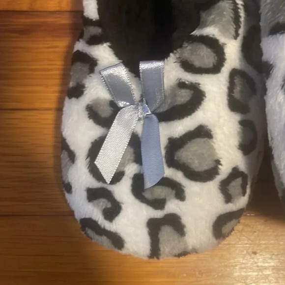 Cheetah print house slippers with grippers NWOT - Picture 4 of 10